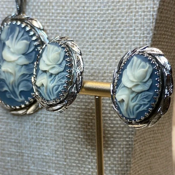Whiting and Davis Faux Cameo Rose Brooch Necklace Bracelet & Earrings Mint 1960s - Picture 8 of 14